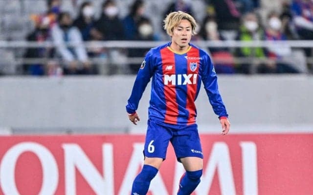 FC東京・小川諒也を「松木玖生たち4人」のチームメイトが見送り! 元同僚も駆けつけた「集合写真」にサポーター歓喜