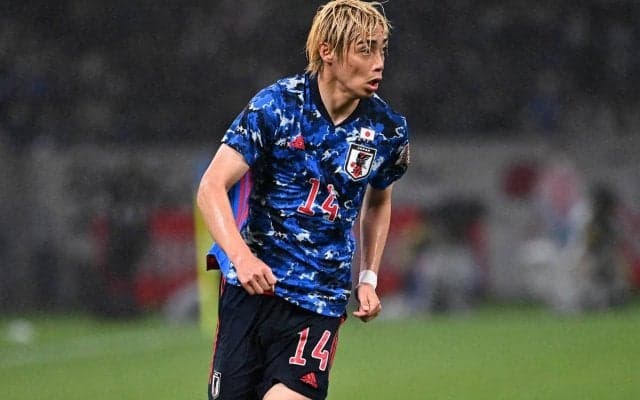 屋内施設で伊東純也が全力疾走！ピッチとは異なるスピード感に「凄すぎてヒヤヒヤした」