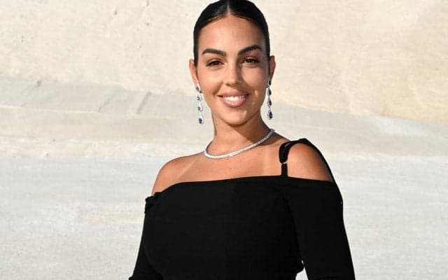 ジョルジーナさんに意外な趣味？プライベートジェットに持ち込んだのは“プレステ” 