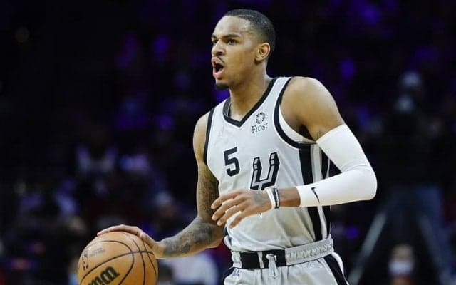 ホークスがスパーズとのトレードでオールスターガードのデジャンテ・マレーを獲得へ