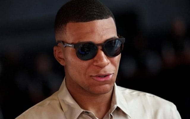 7月には来日予定のPSGムバッペがLAでアメフトのキックに挑戦！「フォーム変わらないね」