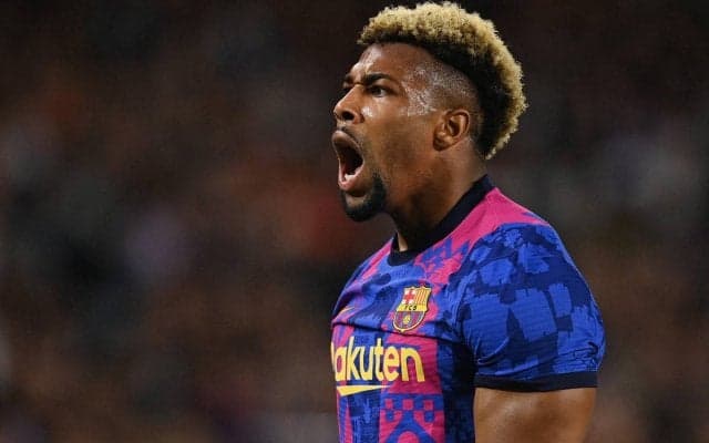 「スマホが小さく見える」トラオレが驚きの肉体を惜しげなく披露！