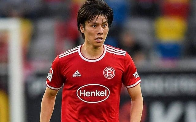 デュッセルドルフが新ユニフォームを発表！ 田中碧＆内野貴史も早速着用しチームフォト撮影に臨む