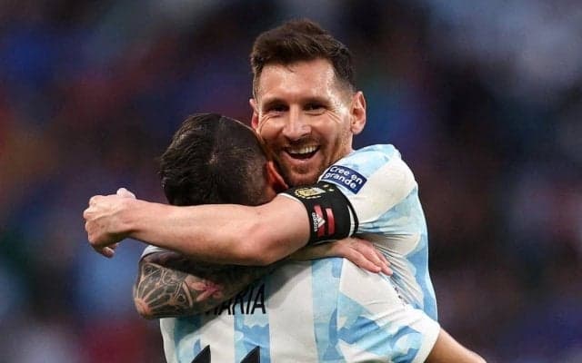 ｢美しすぎる｣!! メッシと美人モデル妻との水着2ショットが200万いいね超の｢大反響｣!! 仲睦まじい夫婦の｢超貴重オフショット｣