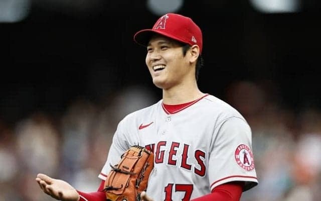 大谷翔平、会心の投球に思わず審判と握手！？「ショウヘイ、審判は友だちではないよ」と米記者ツッコミ【2022上半期ヒット】