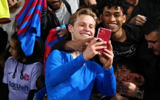 ユナイテッド移籍噂のデ・ヨングが恋人にプロポーズ！ 自然溢れる場所でヒザをつく