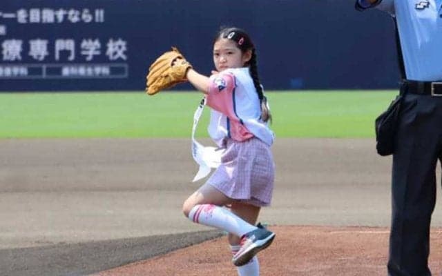 朝ドラ子役の「ワンバン」始球式に大歓声…日本ハムとソフトバンクの2軍交流戦