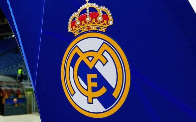 レアルの22-23アウェイユニは薄い紫がベース、90年代を彷彿とさせるデザインに