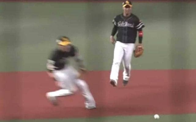 「枠外から突然現れた」打球横取りの“超速捕球”にファン驚愕「スローでも速い」