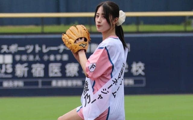ショーパン姿のグラビアアイドルが「緊張で力んで…」　ワンバン始球式に地団駄