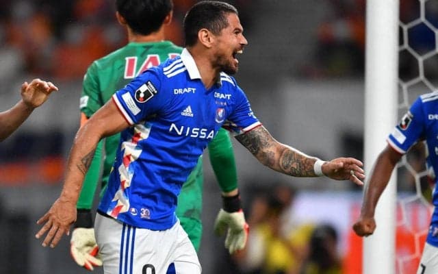 日本代表GKもノーチャンスの圧巻ミドル、記念すべき横浜FM500勝の主役はハットのレオ・セアラ！