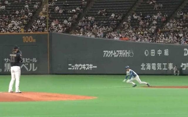 一塁走者に何が起きた？　新庄監督会心の“転んだふり”大成功が「鮮やかすぎる」