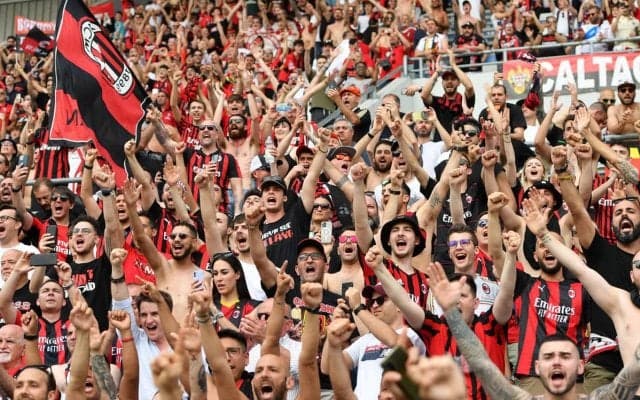 11年ぶりセリエA王者のミランが新ユニフォームを発表！伝統の赤黒ストライプで袖口にはイタリア国旗のカラー