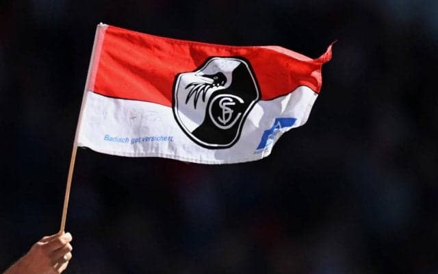 堂安が着る可能性も!? フライブルクが新ユニフォーム3種を一挙に発表、赤に白のストライプ