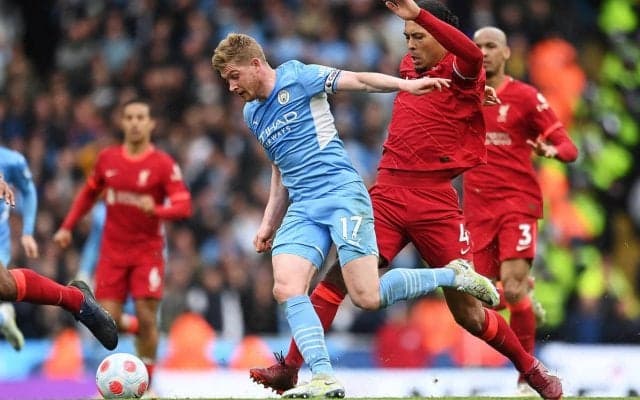 昨日の敵は今日の友？ファン・ダイクとデ・ブライネがイビサ島のナイトクラブで大はしゃぎ！