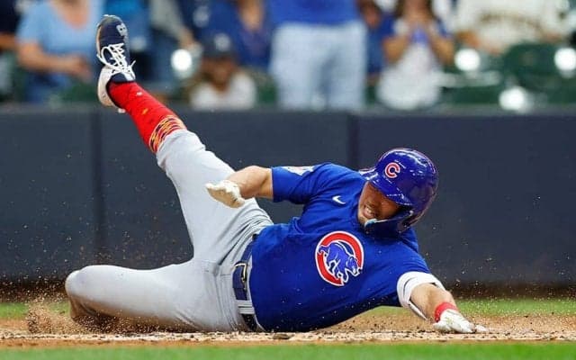 鈴木誠也ランニング弾、渾身ハイタッチしたまさかの人物に反響「どさくさ紛れ（笑）」