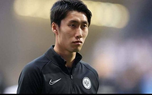 新シーズンに臨む鎌田が“神頼み” 滝をバックにした1枚には先輩・原口が「一回滝に打たれた方がいいよ」と一言