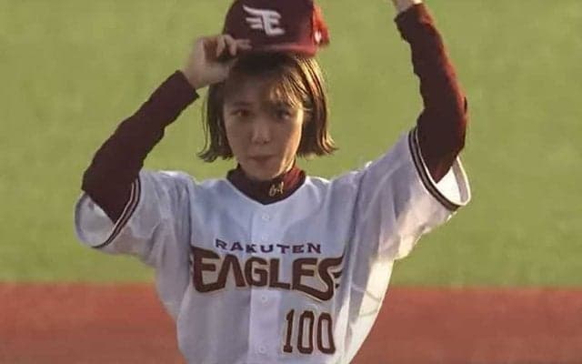 スタイル抜群アイドルの“豪快モーション”に注目　本気モードのノーバン始球式