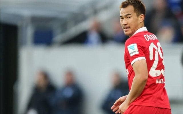 岡崎慎司が古巣クラブを訪問、スタジアムで恩師と記念撮影「今後も一緒に何かを」