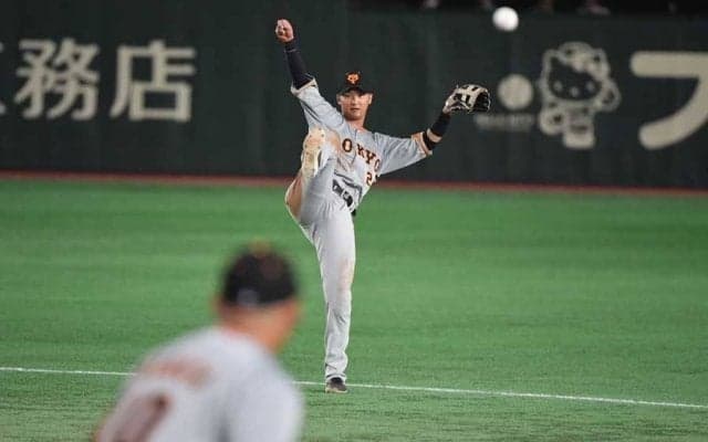 急停止からの“ビーム送球”が「肩えぐい」　振り向きざまの爆肩に「よだれ出る」