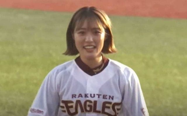 豪快足上げのアイドルが「かわいすぎ」　本気の始球式に驚愕「スタイルバグってる」