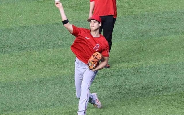 【MLB】大谷翔平、元同僚と笑顔でハグ　エ軍監督代行は最敬礼「誰にとってもご褒美だ」