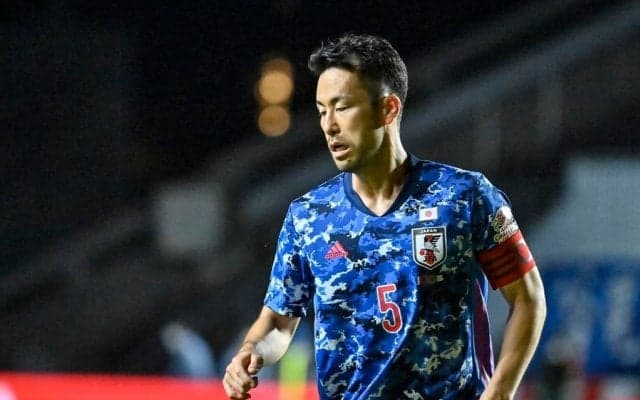 吉田麻也が「シャルケ加入」!! クラブ公式が公表した内田篤人氏との激レア2ショットに本人も「エモい」と思わずコメント