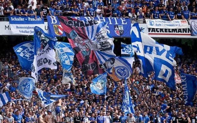 吉田麻也も着用　シャルケのユニフォームは今季からアディダスが復活！ホームは定番の青に