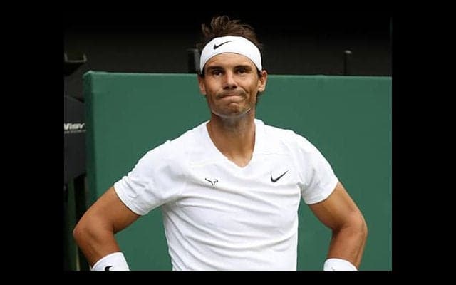  「彼は痛みをこらえていた」 