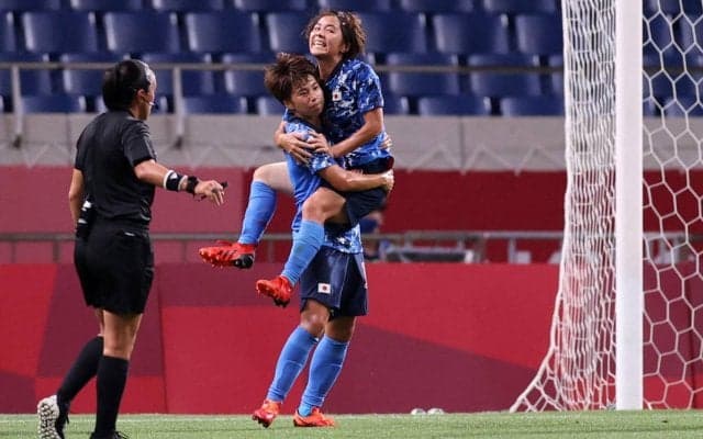 「笑顔が最高」岩渕真奈が後輩FWと宮古島に！「お久しぶりのまなみなをどーぞ」