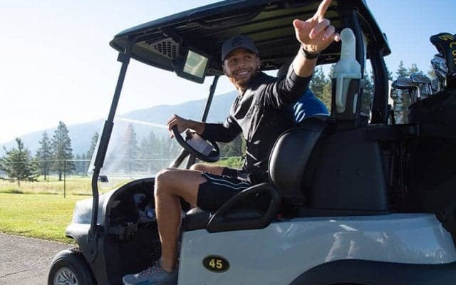 カリーが「サインのためなら何でもする」というファンに課した面白チャレンジとは？