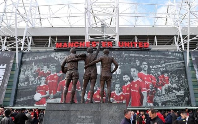 C・ロナウドもモデルに起用　ユナイテッドの新ユニフォームは“襟付き”のピンストライプ柄に