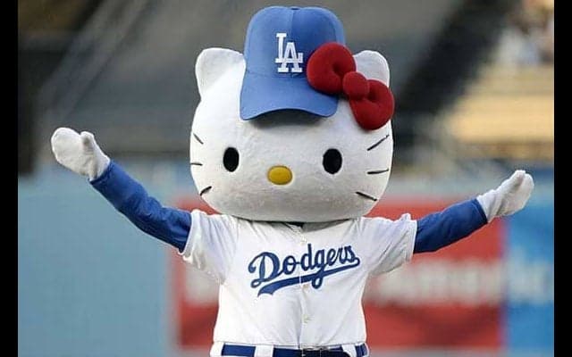 【MLB】キティちゃんの“恥ずかし”大暴投に「大笑いした」　まさかの始球式「すごくかわいい」