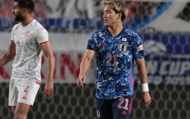 赤が似合う！フライブルク加入の堂安がチームに合流 新ユニフォームで撮影も背番号はまだ…