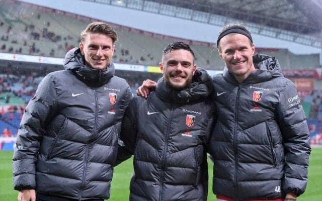 【浦和レッズ】DFショルツの大好物「納豆カレー」を埼スタで販売！モーベルグとの2選手の試食姿に「ユンカー様、不満顔」の声も