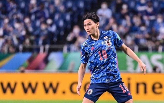 南野拓実「モナコ合流動画」で空港での「カメラ目線ウィンク｣に「イケメンすぎ」とファン大興奮！ チーム合流までの｢レア映像｣と赤白のユニフォーム｢お披露目映像｣