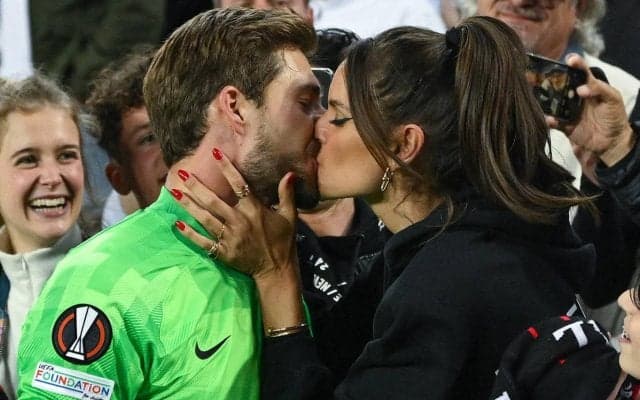 鎌田＆長谷部同僚のバースデーをモデルの妻が水着ショットで祝福「人生の最高のパートナー」