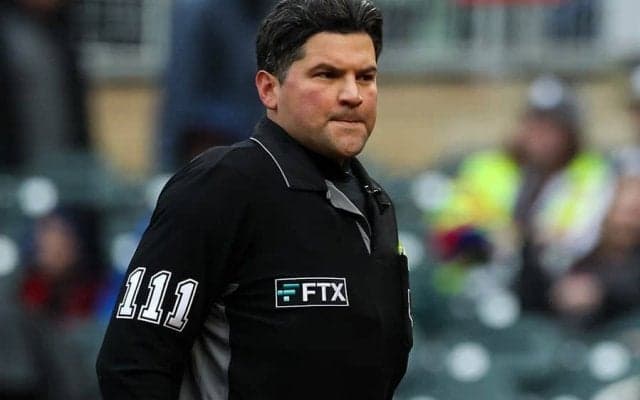 【MLB】ジャッジ寸前でハプニング…　赤っ恥の審判が「ローラースケートに乗っているよう」