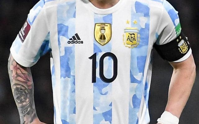 アルゼンチン代表がW杯用のユニフォーム発表、白と水色のストライプから\"adidasの文字\"が消える