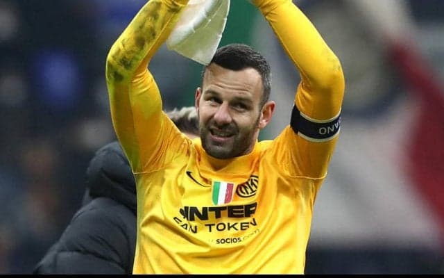 インテル、守護神ハンダノビッチと2023年まで契約延長