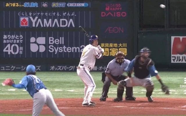 柳田と審判が見つめ合い困惑「表情面白い」　捕手慌てた一球が「芸能人の始球式」