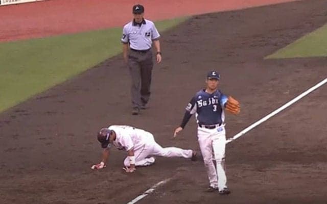 走者は四つん這いで愕然…　“追尾レーザー”で奪った珍ゲッツーが「ドンピシャやん」