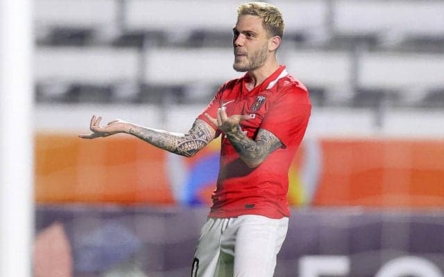 「可愛すぎ！」埼スタのピッチを覗き込む2人の男児、浦和MFモーベルグの息子が「10 DADDY」ユニでゴールを目の当たりに