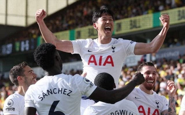 ｢本当にコロナ禍｣!? ソン・フンミン所属のトッテナムを大勢の韓国ファンが｢熱烈大歓迎で空港で大パニック｣!! 待ち構えるファンが大興奮のFWケインら到着シーン