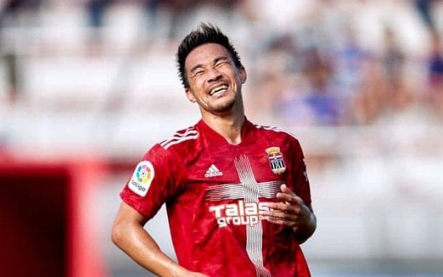 欧州では教えられた小手先の技術は通用しない。岡崎慎司が目指す、自分に矢印を向ける育成