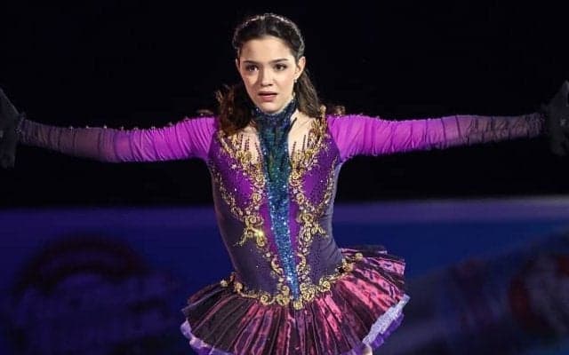 メドベージェワが披露した上下黒の”大胆ランジェリー姿”にファン騒然！「完璧な美しさ」「熱すぎる！」