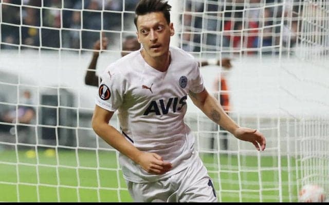 フェネルバフチェ、戦力外のエジルとの契約解除を決断か