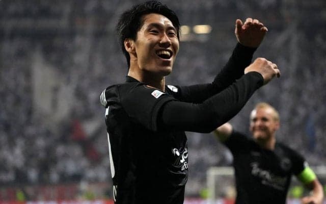 鎌田大地が「ラフティングのプロ」に!?「元ドイツ代表MFゲッツェ」たちと満面の笑み激流を下る