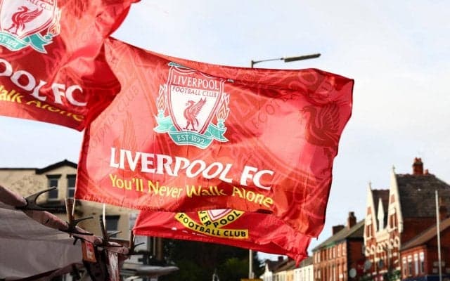  リバプールのアウェイユニは白地に“虹色のマーブル模様”！ 今夜のユナイテッド戦でお披露目