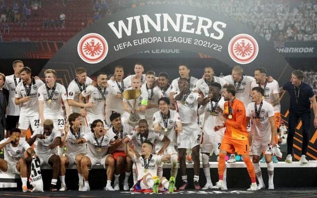 シンプルなモノトーン、長谷部や鎌田所属のフランクフルトアウェイユニは黒基調に視覚効果